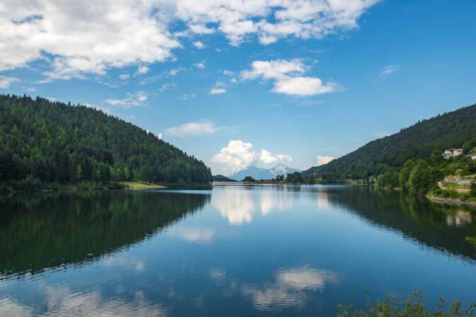 Blick über das Lago delle Piazze bis zum Monte Bondone