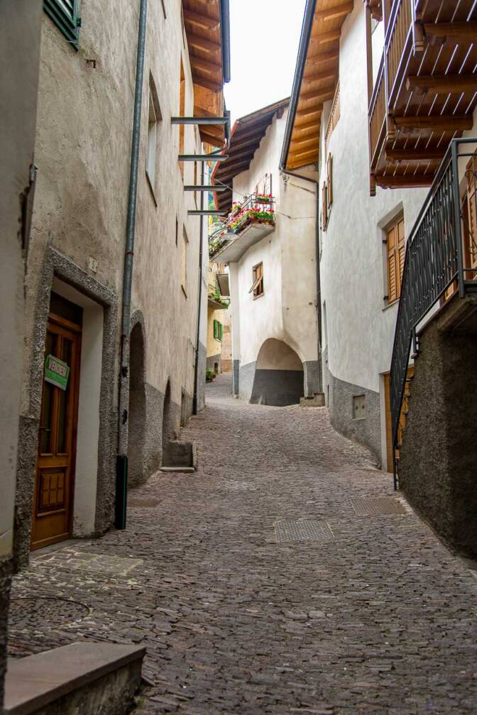 Gasse in Cembra, dem Hauptort des Cembratales