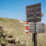 Wanderung Rittner Horn Sarner Scharte, Hinweisschild, Sarner Scharte, Schild, Wanderschild, Wanderwegweiser, Wegkreuzung, Wegnummer, Wegweiser