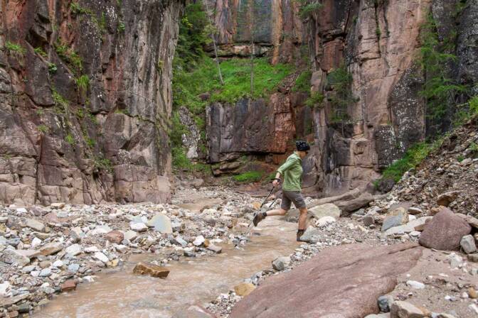 Wer im Bletterbach unterwegs ist, muss immer wieder seine Sprungkraft unter Beweis stellen.