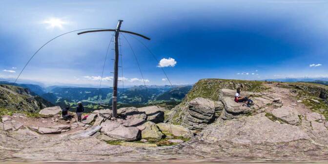 Am Gipfelkreuz auf der Sarner Scharte