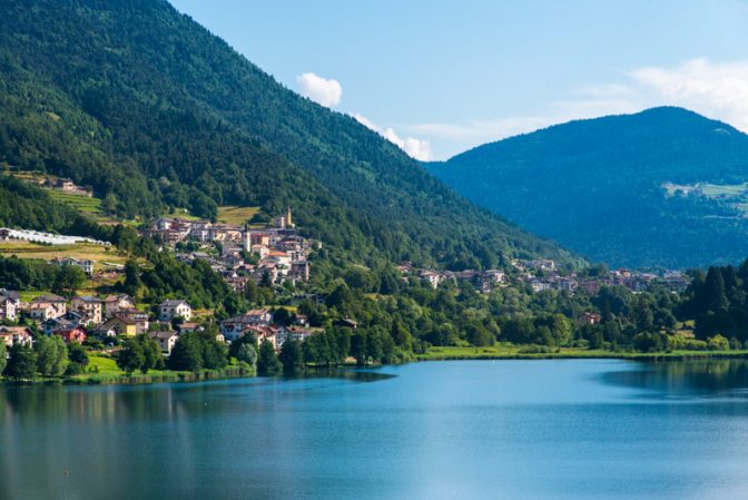 Lago di Serraia mit dem Dörfchen Sternigo