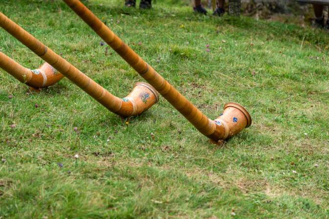 Alphornbläser untermalen die Messe musikalisch