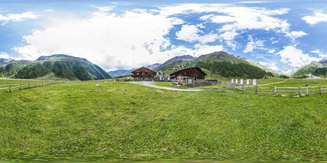 Der Eishof, 1290 erstmals urkundlich erwähnt, heute dient er als Stützpunkt für Bergwanderer und Wanderer die den Meraner Höhenweg erwandern möchten