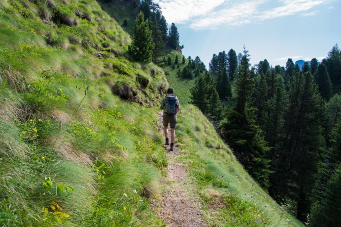 wandern im Val San Nicolò - abstieg von den Maerins