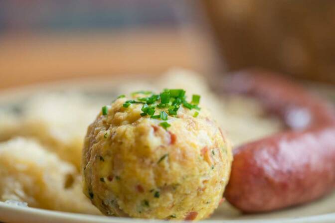 Südtiroler Kost: Knödel mit Kraut und Wurst