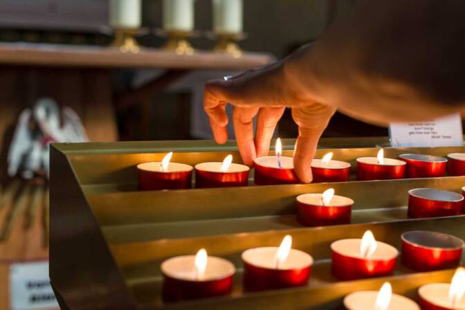 Kerzen in der Kirche St. Vigil in Altenburg