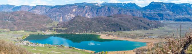Panoramablick auf den Kalterer See im Süden Südtirols