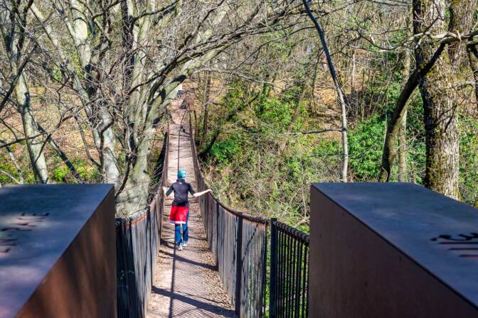 Hängebrücke in Altenburg bei Kaltern. Auf dem Weg zur Ruine St. Peter