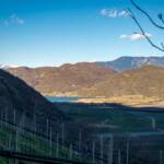 Blick von Tramin zum Kalterer See im Süden Südtirols, Kalterer See, Kalterersee, Leuchtenburg, Sonne