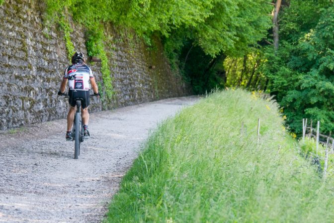 Mountainbiker auf der alten Fleimstaler Bahntrasse zwischen Montan und Glen