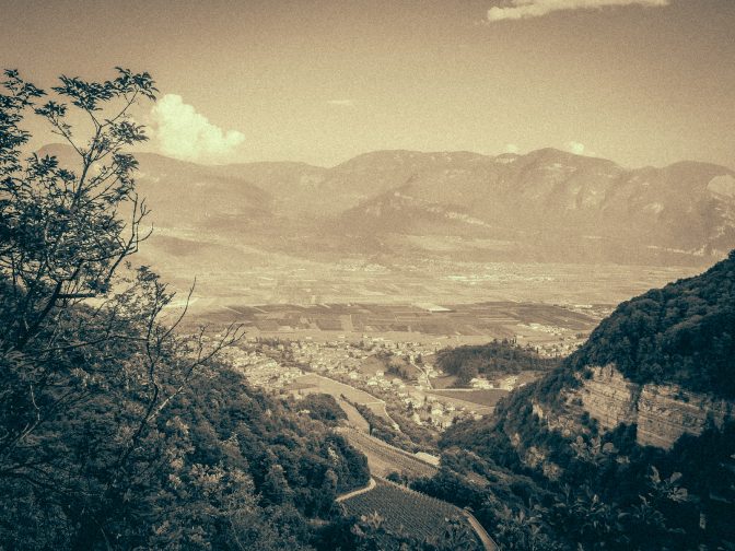 Blick auf Tramin in Schwarzweiß