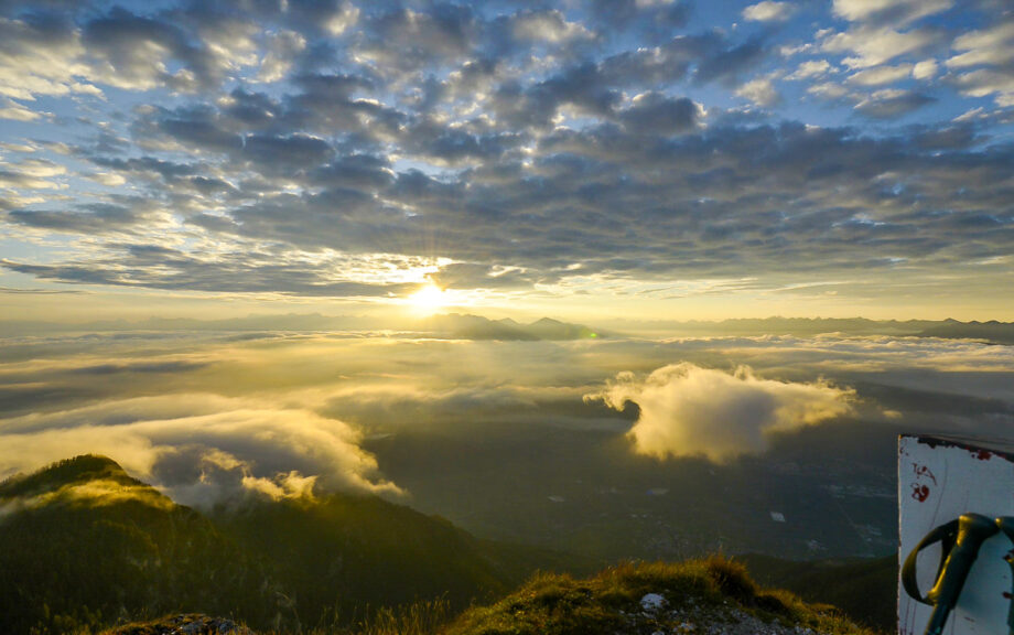Sonnenaufgang am Roen-Blick zu den Dolomiten