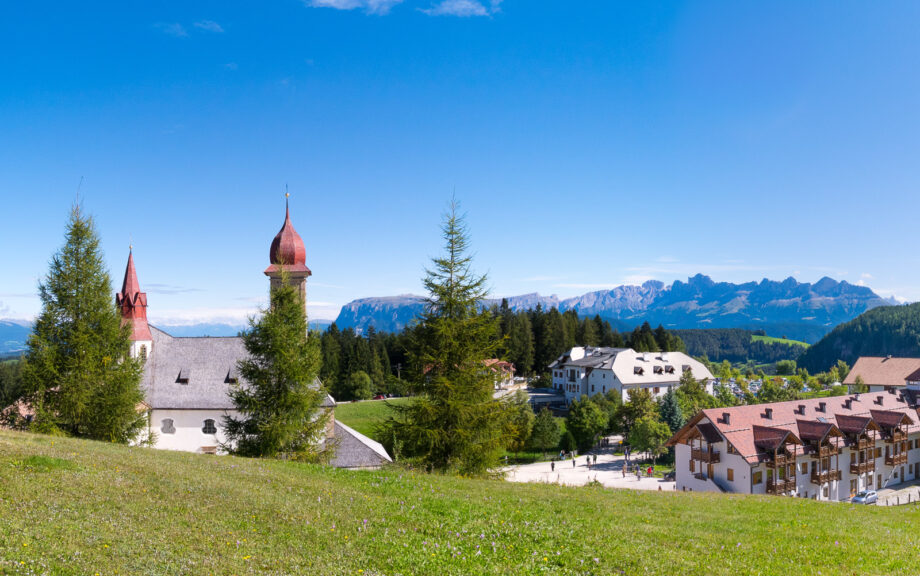 Maria Weißenstein mit Rosengarten im Hintergrund