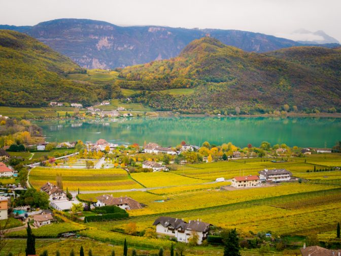 Blick auf den Kalterer See mir St. Josef am See und Klughammer