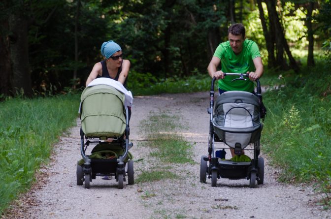 Anni und Uwe beim Kinderwagen schieben