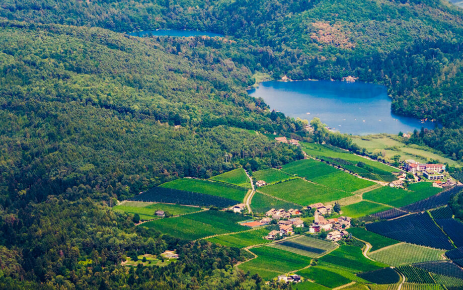 Blick auf Montiggl und die beiden Montiggler Seen