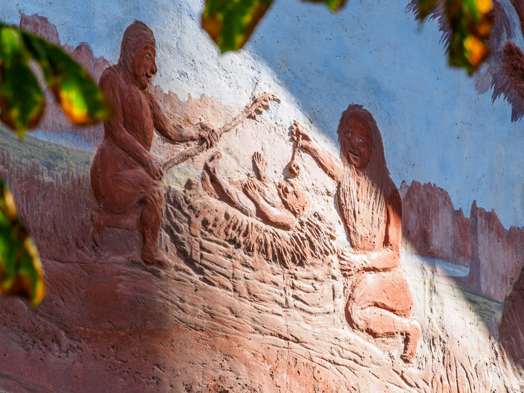 Heilige Familie Relief an der wand des Pinzoner Kellers