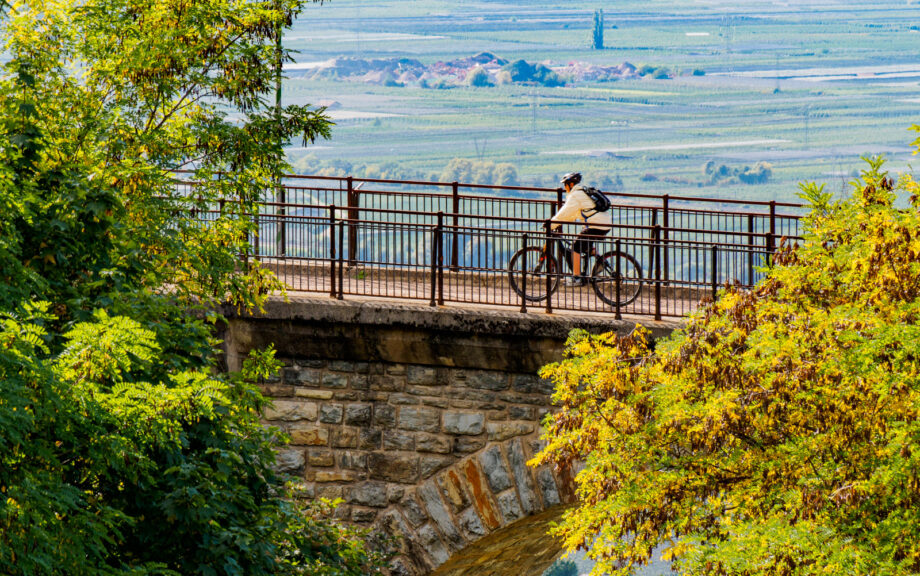 Mountainbiker auf Bahntrasse Fleimstalbahn