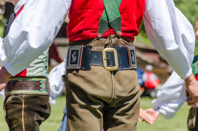 Die Lederhosen der Volkstanzgruppe Deutschnofen