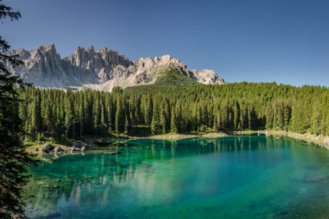 Der Karersee mit Latemar im Hintergrund