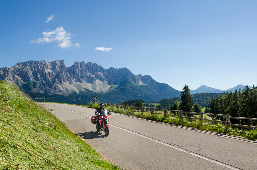 Motorradfahrer in den Dolomiten (Latemar)
