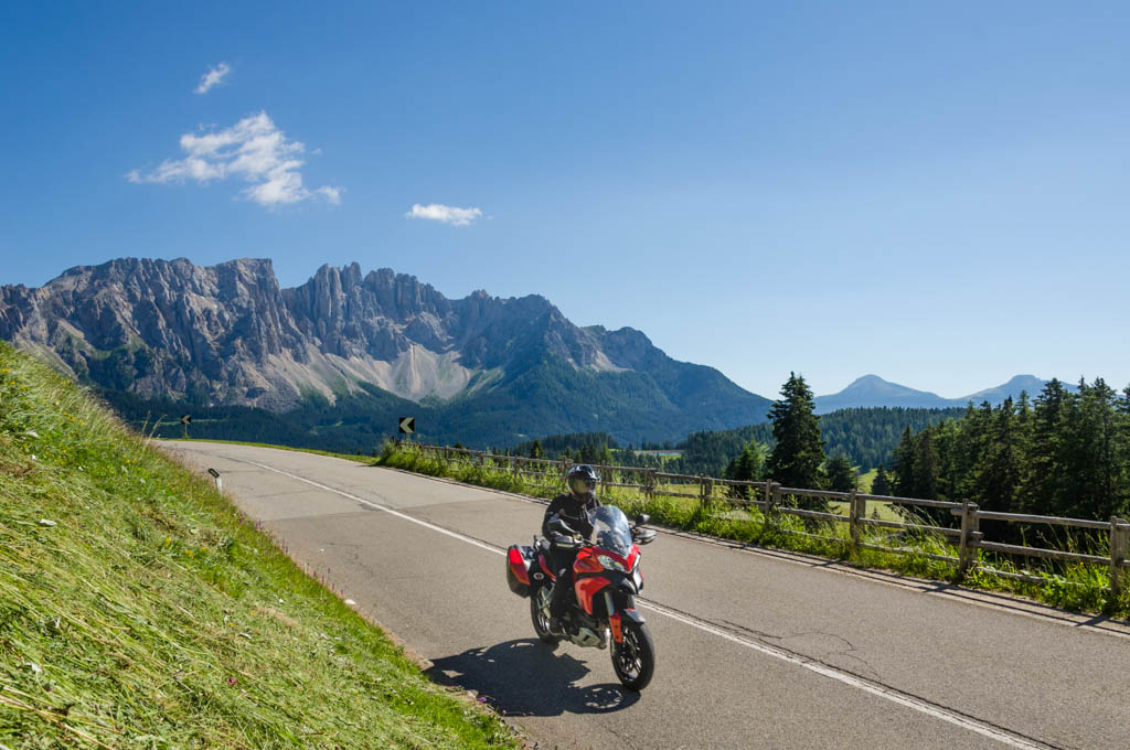Motorradfahrer in den Dolomiten (Latemar)