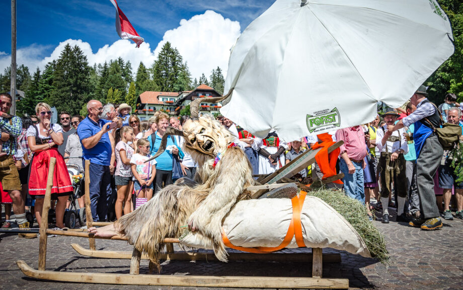 Krampus bei Trachtenumzug zu Maria Himmelfahrt in Oberbozen