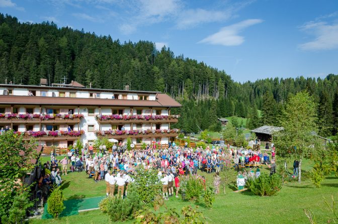 Feldmesse bei dem Hotel Moseralm