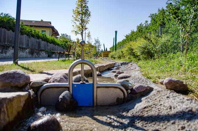 Spielschleuse in der Spielstraße Fandlweg in Eppan