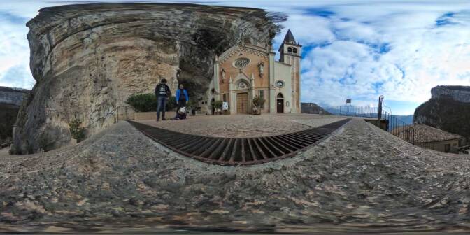 Vor dem Eingang der Basilika Madonna della Corona