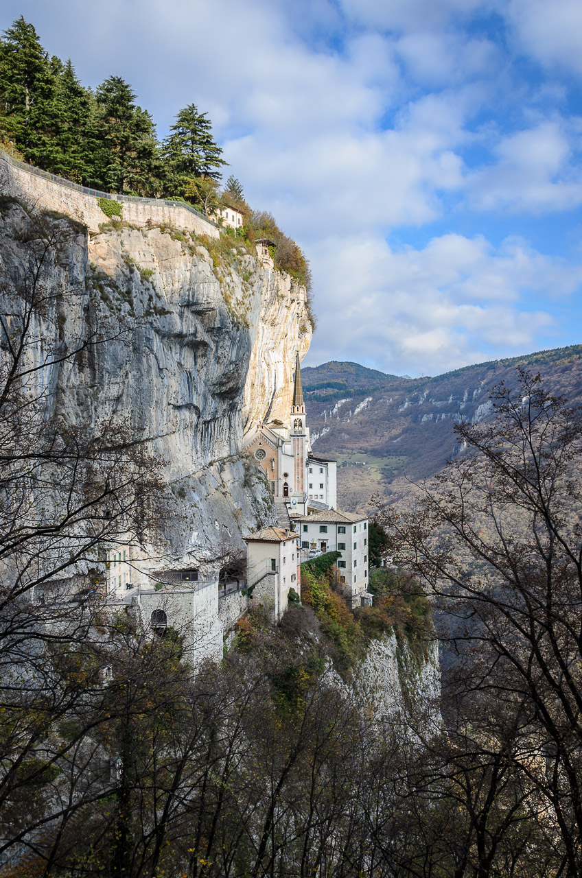 Die eindrucksvolle Wallfahrtskirche "Madonna della Corona" an einer Felswand des Monte Baldo