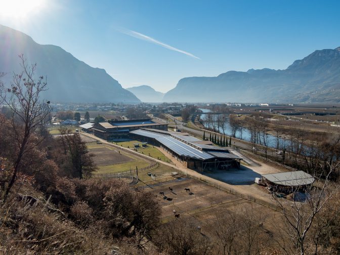 Blick vom Radweg Fleimstalbahn zum Reitstall Alps Coliseum