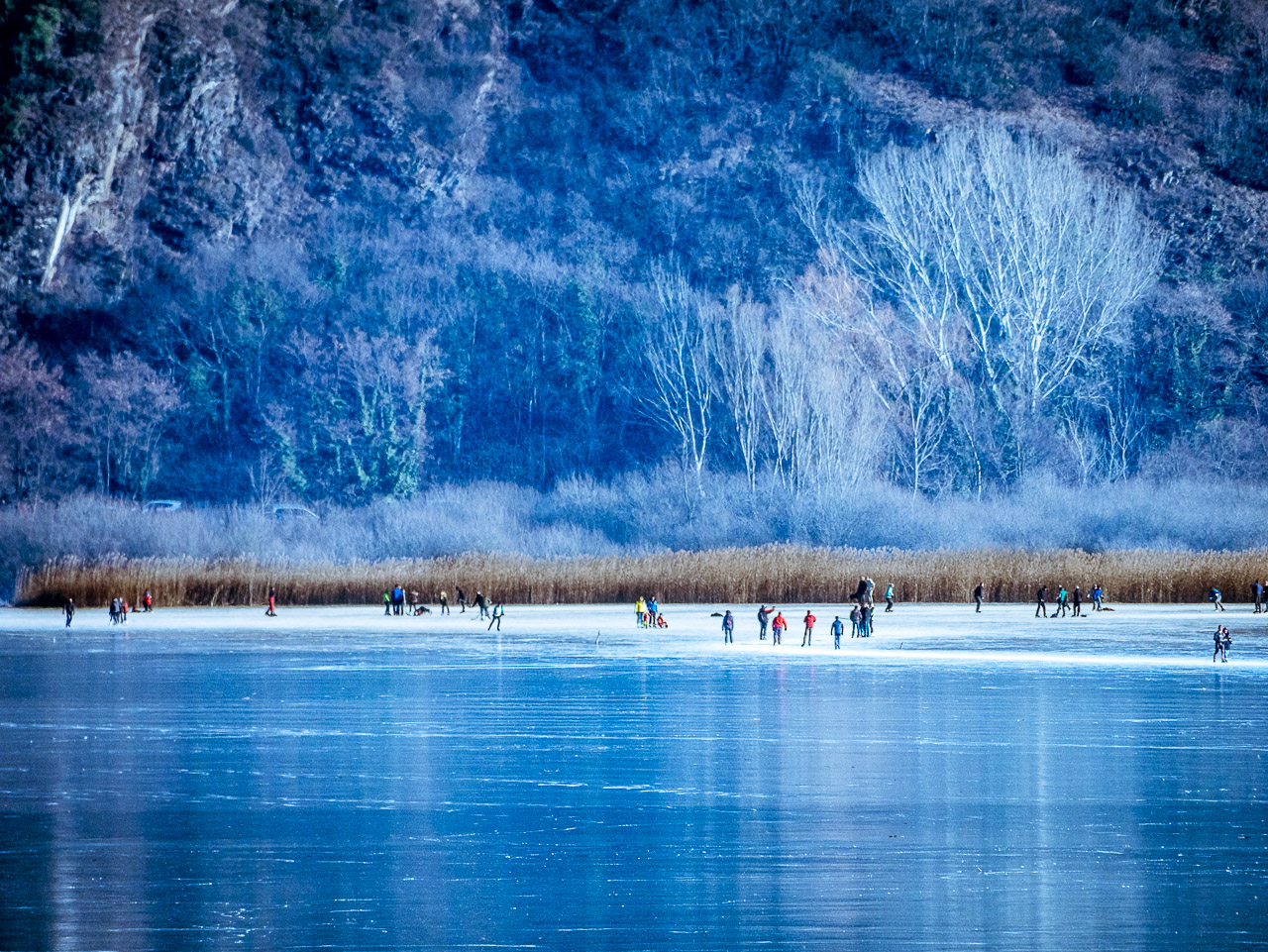 Schlittschuhläufer auf dem gefrorener Kalterer See