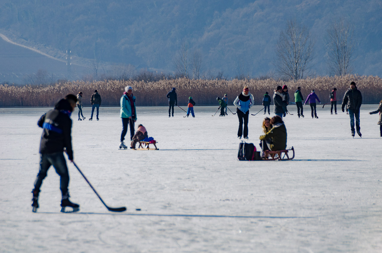 Hockeyspieler auf dem Eis des Kalterer Sees