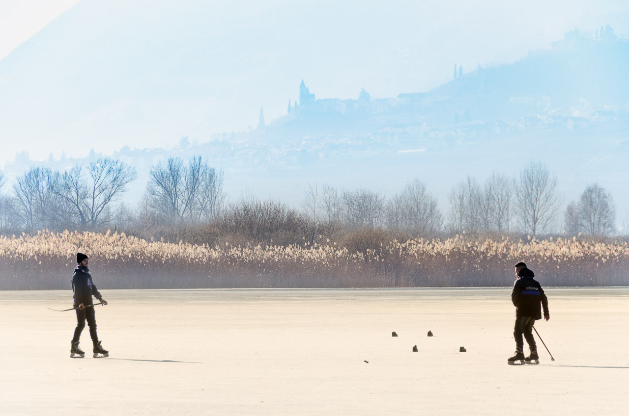 Hockeyspieler auf dem Eis des Kalterer Sees