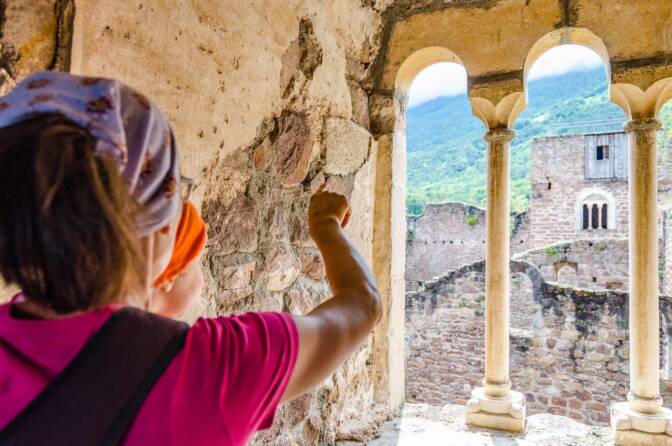 Blick durch die Triforien von Schloss Boymont