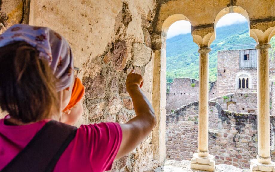 Blick durch die Triforien von Schloss Boymont