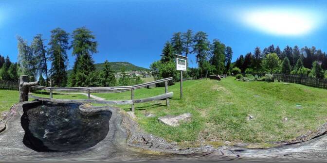 Wasserbecken aus einem Baumstamm – Kneippen für die Arme und die Ellebögen
