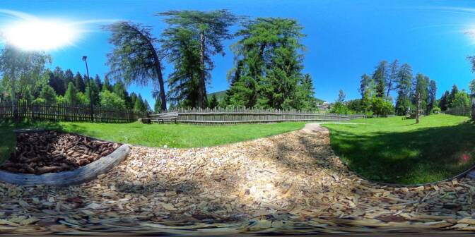 Fußmassagen-Parkour in der Kneippanlage Truden