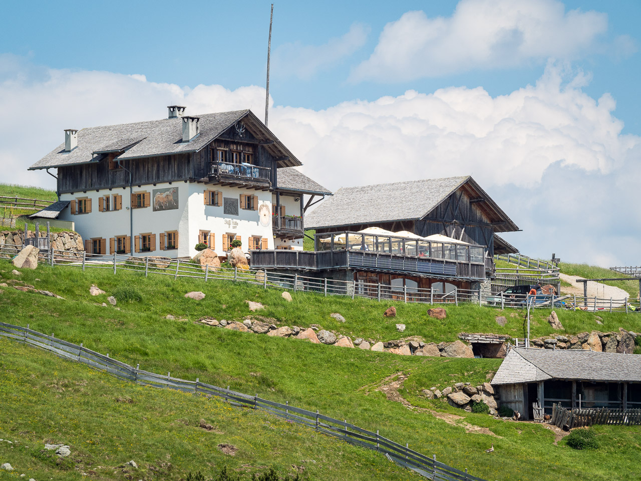 Die Stöfflhütte auf 2.057 m ü. d. M. mit ihrer aussichtsreichen Panoramaterrasseer Alm