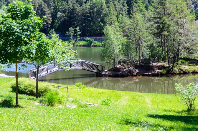 Insel mit Brücke auf dem Wolfsgruber See