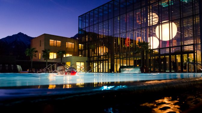 Im Außenbereich der Therme Meran