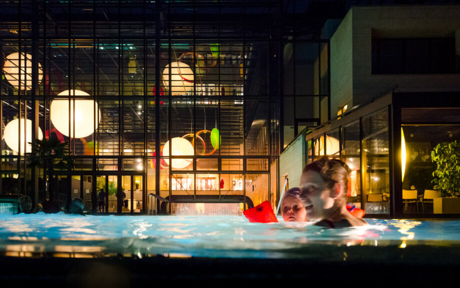 Im Außenbereich der Therme Meran