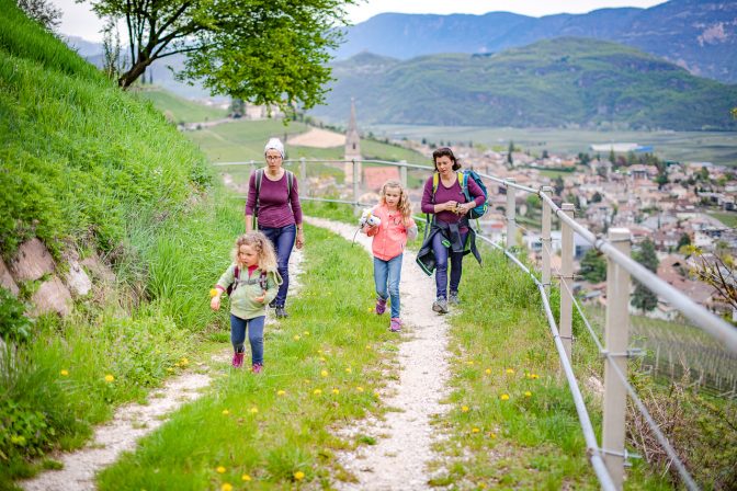 Auf dem Traminer Themenweg Gewürztraminer Weinweg im Frühling