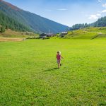 Kinder laufen auf der Alm