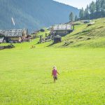 Kinder laufen auf der Alm