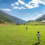 Kinder laufen auf der Alm