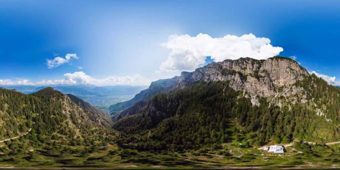 Unterm Roen, dem höchsten Gipfel des Mendelkamms. Unten die Überetscher Hütte, über den Paterkopf reicht der Blick bis nach Bozen. Unten im Tal Tramin.