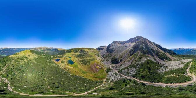 Blick auf die Seeberg Seen und den Schwarz See. Wir befinden uns unter dem Villanderer Berg auf dem Gschwendtner Jöchl.
